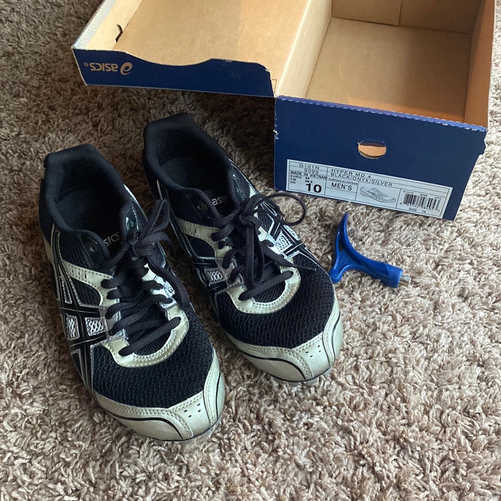Track shoes